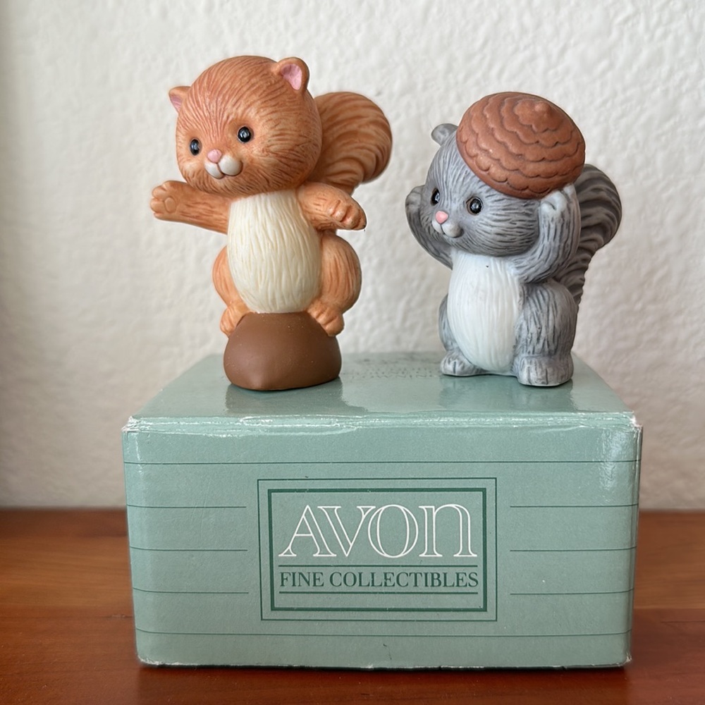 SQUIRREL ! Avon 1992 Porcelain Figurines Best Buddies Squirrels Clowning Around
